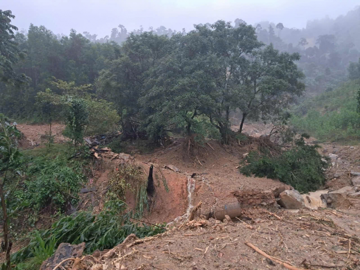 Xuất hiện nhiều điểm sạt lở.