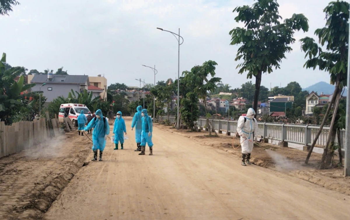 Viên chức y tế phun khử khuẩn, vệ sinh môi trường tại vùng ngập lụt sau khi nước lũ rút tại Cao Bằng