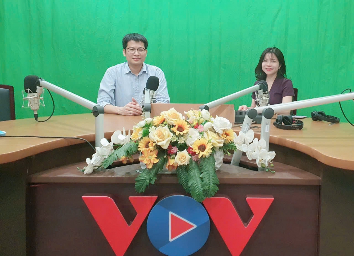 BS Lê Công Định và BTV chương trình.