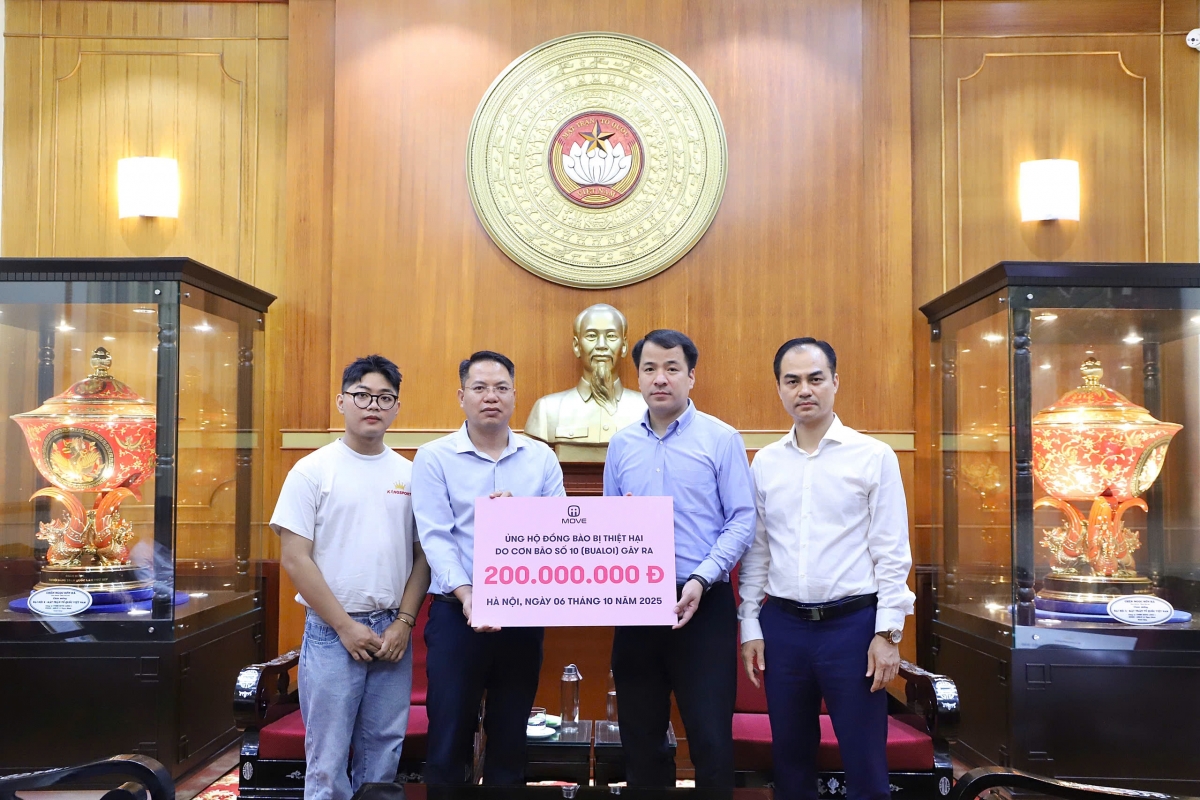 hó Bí thư Đảng ủy MTTQ, các đoàn thể Trung ương tiếp nhận ủng hộ từ thương hiệu Xe điện Move số tiền 200 triệu đồng 