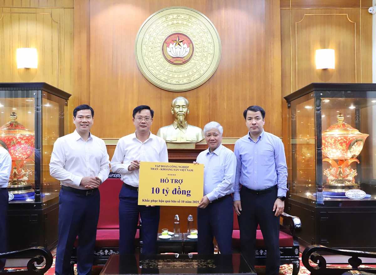 Ông Đỗ Văn Chiến, Ủy viên Bộ Chính trị, Bí thư Trung ương Đảng, Chủ tịch Ủy ban Trung ương MTTQ Việt Nam tiếp nhận ủng hộ từ Tập đoàn Công nghiệp Than - Khoáng sản Việt Nam