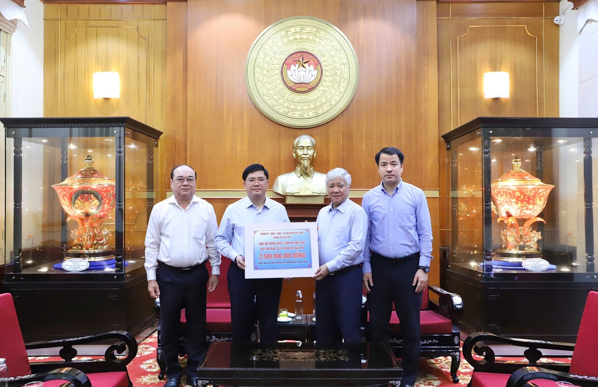 Ông Đỗ Văn Chiến, Ủy viên Bộ Chính trị, Bí thư Trung ương Đảng, Chủ tịch Ủy ban Trung ương MTTQ Việt Nam tiếp nhận ủng hộ từ Thành ủy Thành phố Cần Thơ