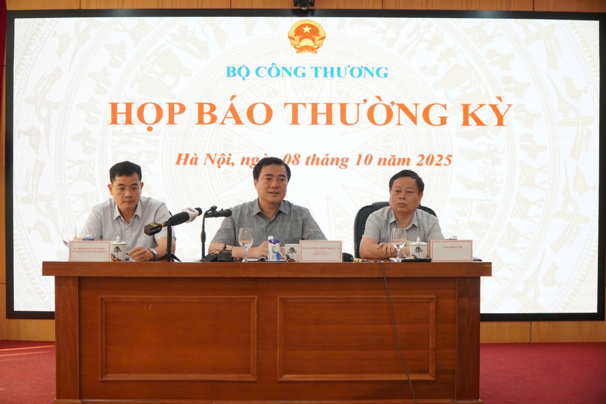 Thứ trưởng Nguyễn Sinh Nhật Tân (giữa) thông tin tại họp báo - Ảnh: Báo Công Thương