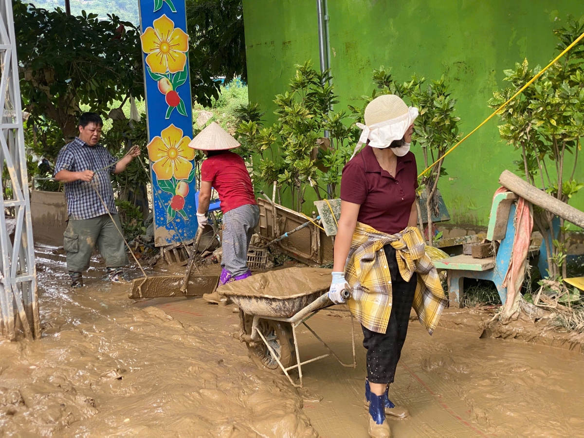 Khối lượng bùn đất sau lũ rất lớn khiến các nhà trường đều vất vả