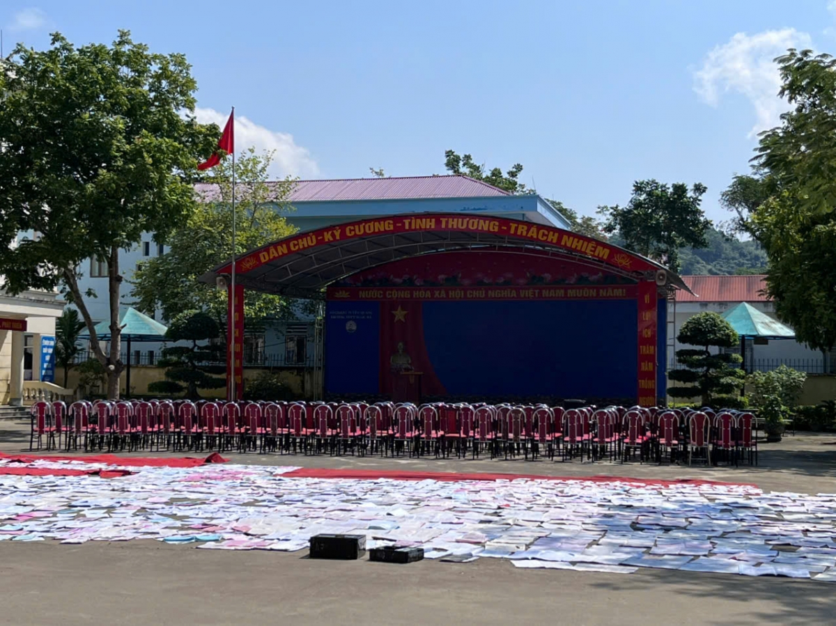 Sách vở, tài liệu giảng dạy được phơi ngay tại sân trường