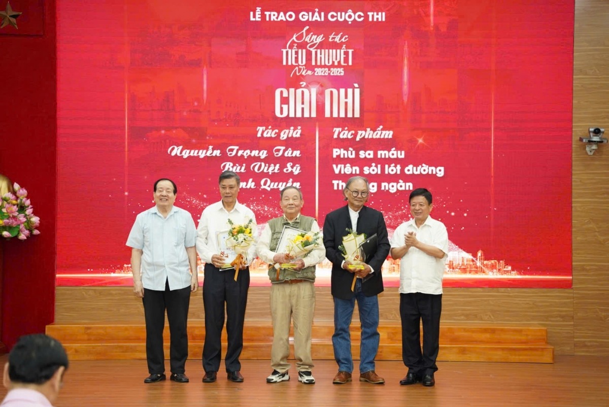 Các tác giả được trao giải nhì