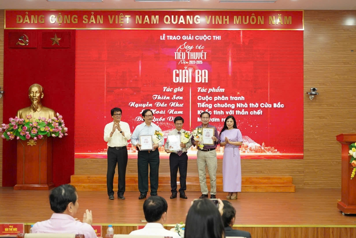 Các tác giả đạt giải ba