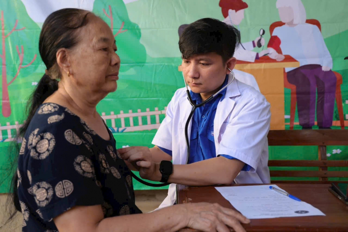 Bác sỹ Lê Văn Thiệu khám bệnh cho người dân vùng bị bão lũ tại Nghệ An