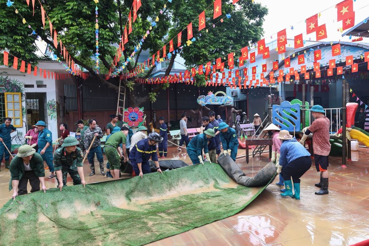 Người dân và lực lượng chức năng đang tập trung khắc phục hậu quả do mưa lũ để lại