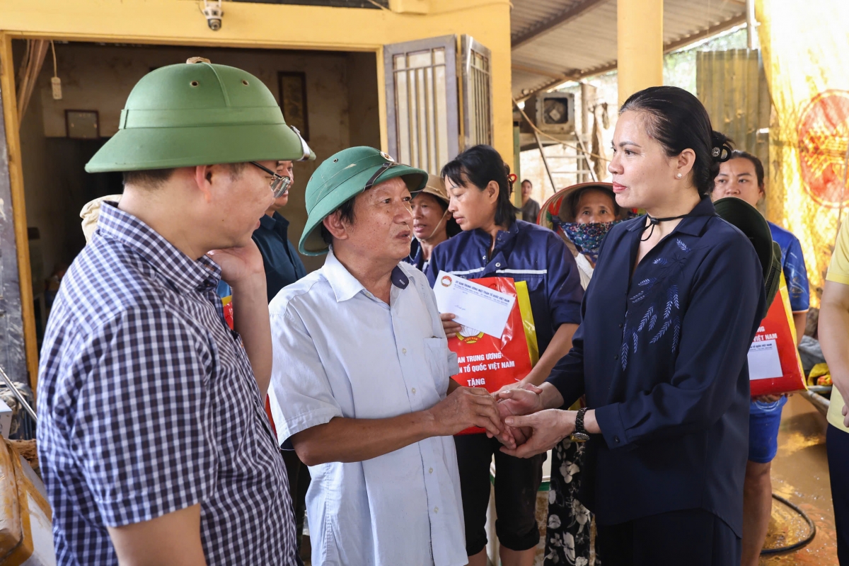 Phó Chủ tịch Hà Thị Nga thăm hỏi và trao quà động viên các gia đình