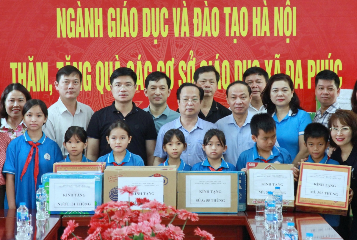 Đoàn công tác tặng quà cho các cơ sở giáo dục tại xã Đa Phúc
