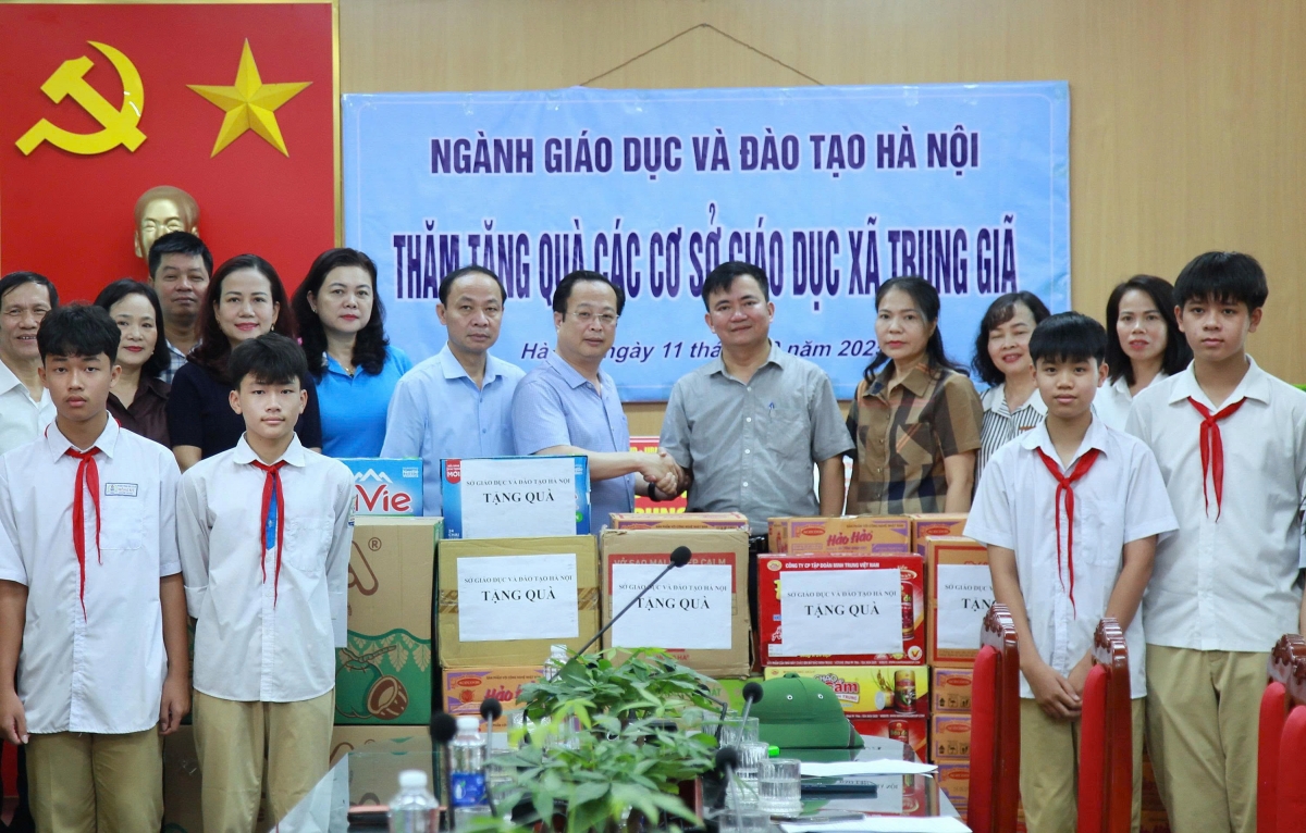 Đoàn công tác tặng quà tại xã Trung Giã
 