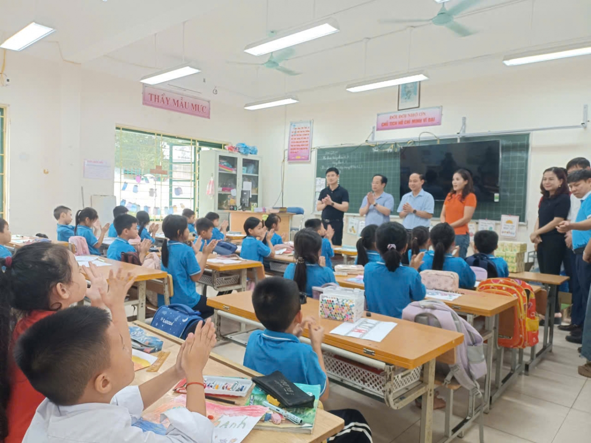 Đoàn công tác thăm lớp học tại Trường Tiểu học Việt Long, xã Đa Phúc
 
