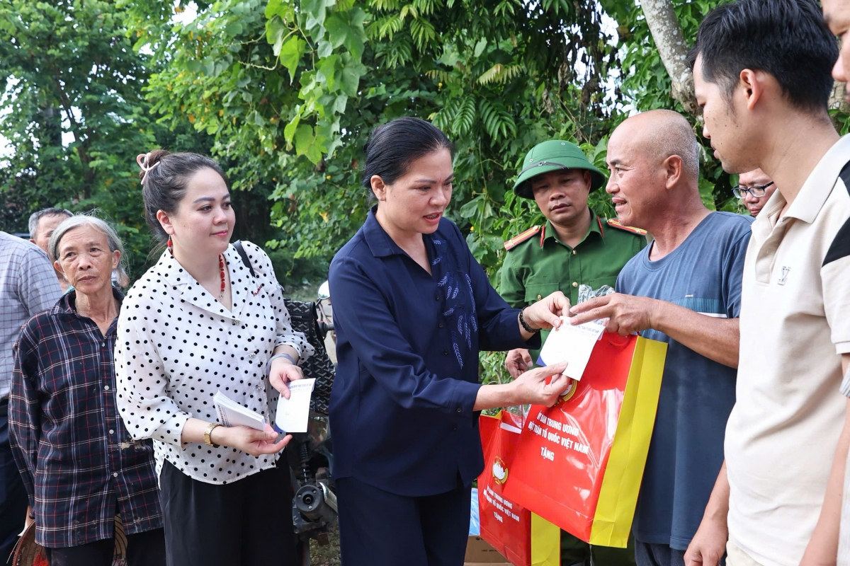 Phó Chủ tịch MTTQ Việt Nam Hà Thị Nga thăm hỏi, tặng quà người dân xã Kép, tỉnh Bắc Ninh