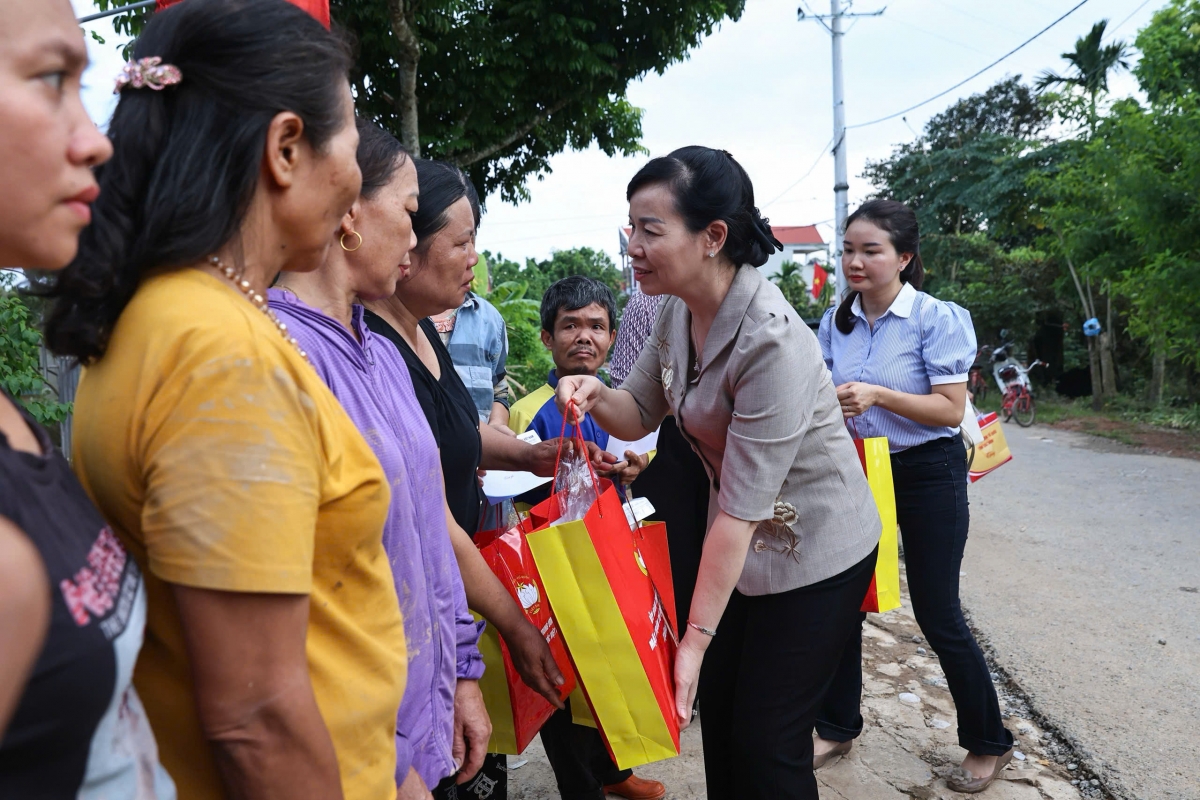 Bà Nguyễn Thị Hà, Ủy viên Ban thường vụ Tỉnh uỷ, Chủ tịch Ủy ban MTTQ tỉnh Bắc Ninh trao quà hỗ trợ người dân xã Kép, động viên bà con sớm vượt qua khó khăn, ổn định cuộc sống