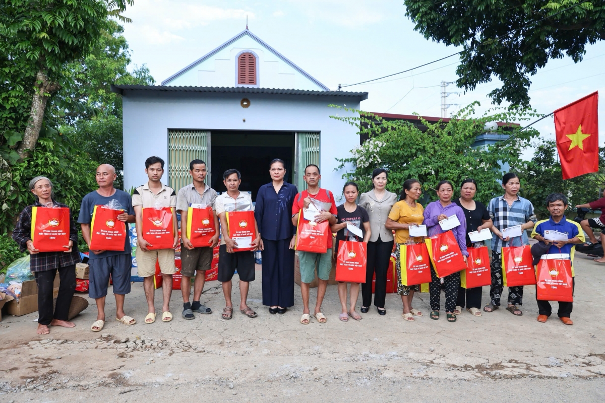 Phó Chủ tịch UBTƯ MTTQ Việt Nam Hà Thị Nga đã ân cần thăm hỏi và trao quà cho bà con bị ảnh hưởng mưa lũ tại xã Kép