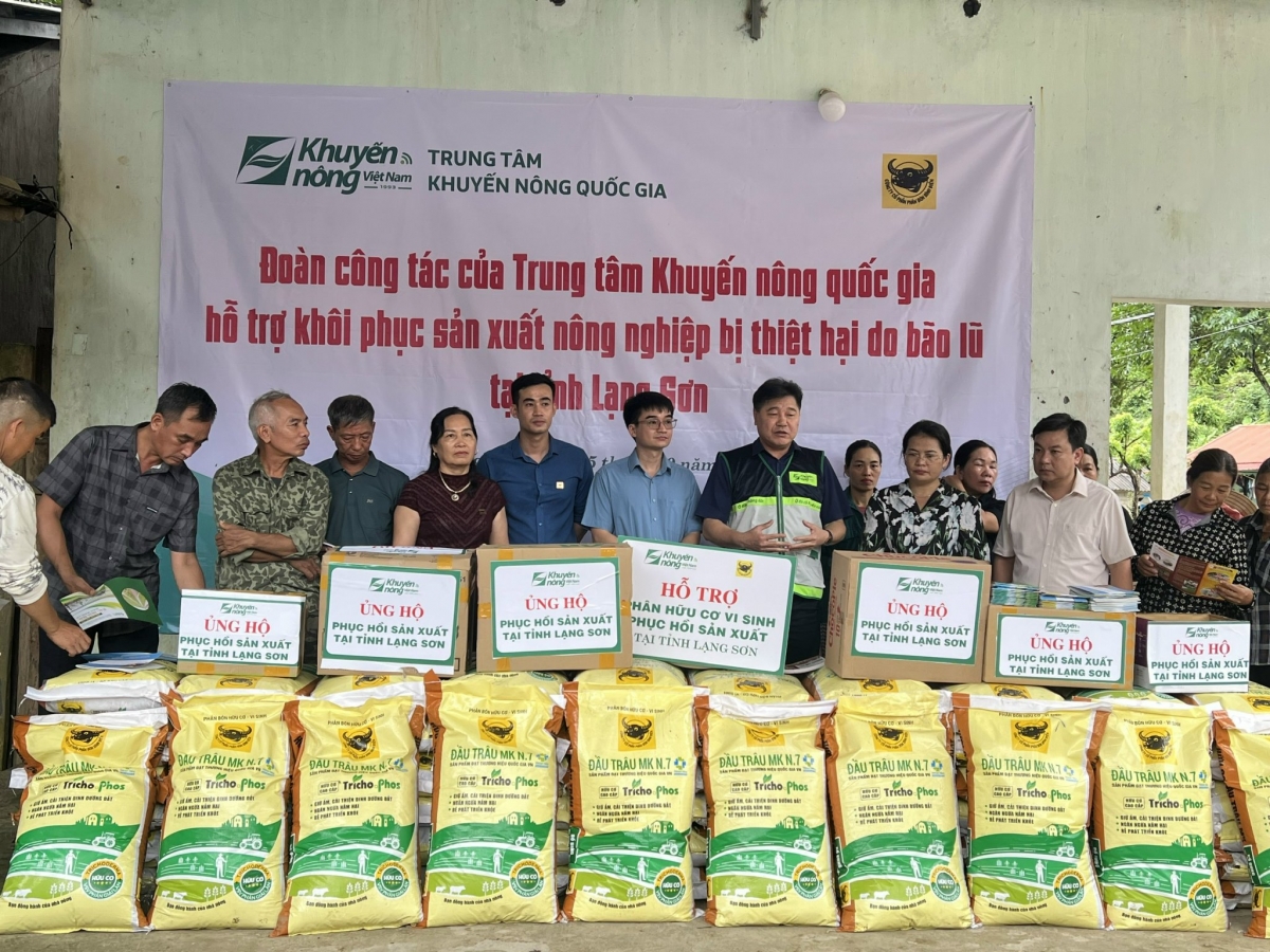 Đoàn công tác trao quà hỗ trợ tại xã Cai Kinh, tỉnh Lạng Sơn
