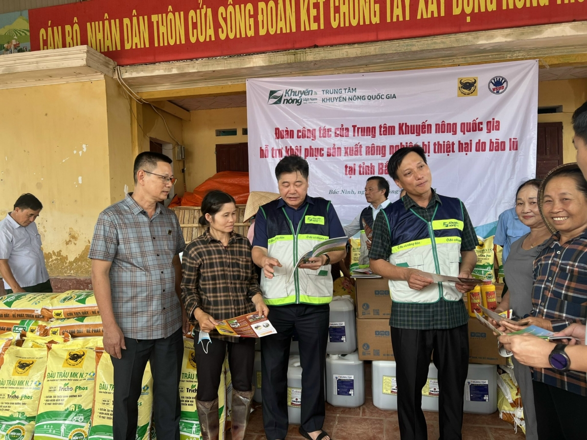 Đoàn công tác trao quà hỗ trợ người dân tại xã Phúc Hòa, tỉnh Bắc Ninh