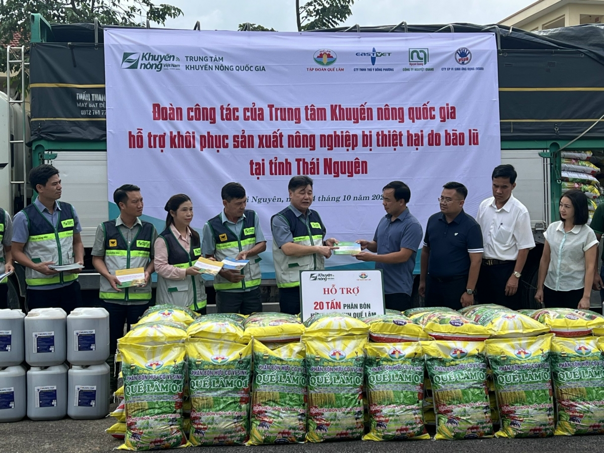 Ông Lê Quốc Thanh – Giám đốc Trung tâm Khuyến nông quốc gia trao quà hỗ trợ cho xã Đồng Hỷ, Thái Nguyên