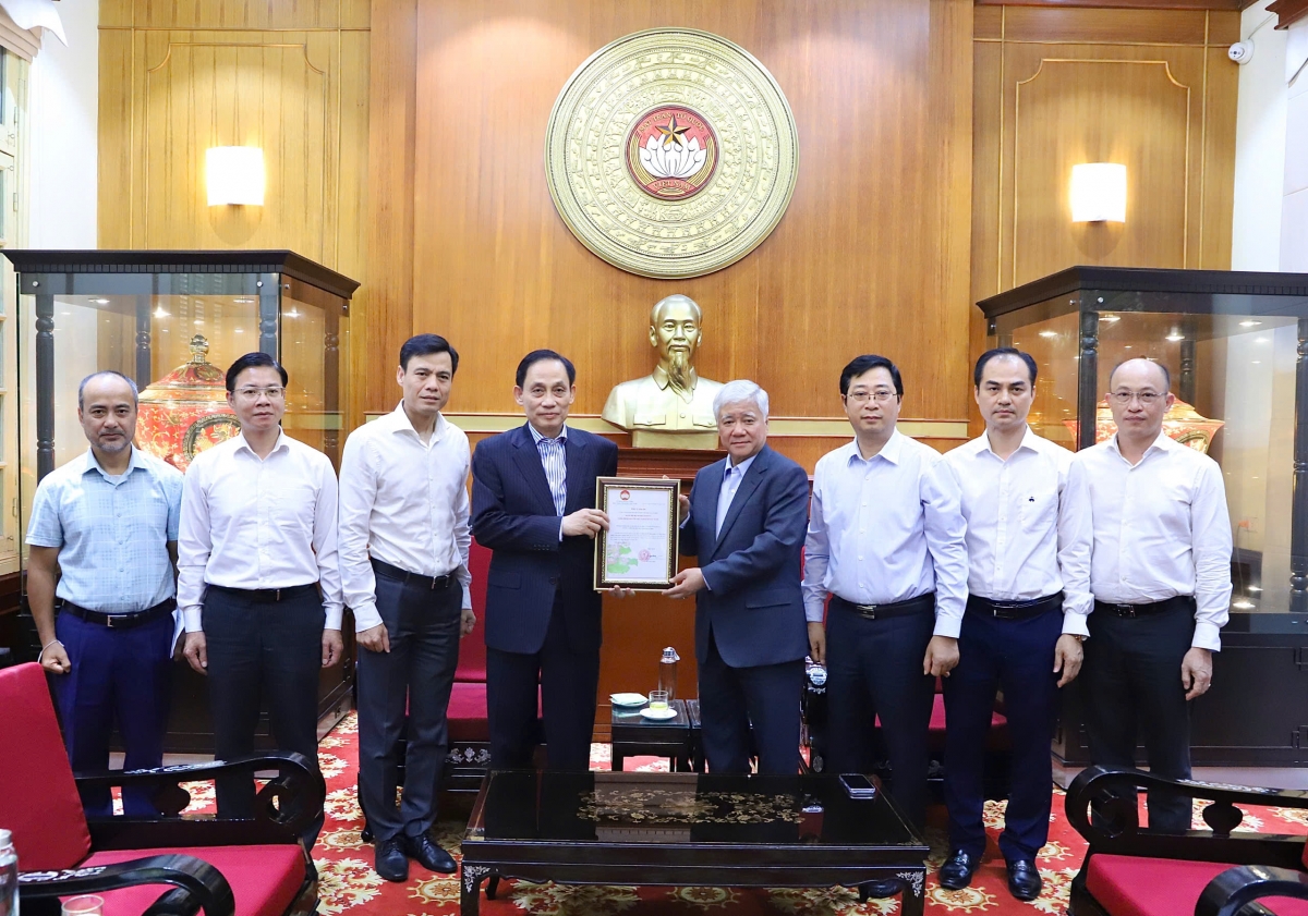 Ông Đỗ Văn Chiến, Ủy viên Bộ Chính trị, Bí thư Trung ương Đảng, Chủ tịch Ủy ban Trung ương MTTQ Việt Nam trao thư cảm ơn Đảng bộ Bộ Ngoại giao và cộng đồng người Việt Nam ở nước ngoài