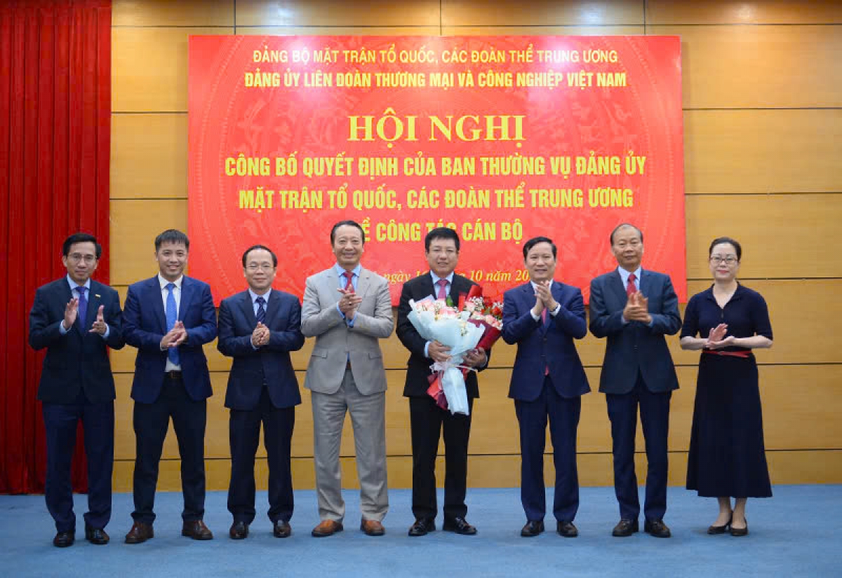 Ban Lãnh đạo VCCI chúc mừng tân Bí thư Đảng ủy VCCI Hồ Sỹ Hùng