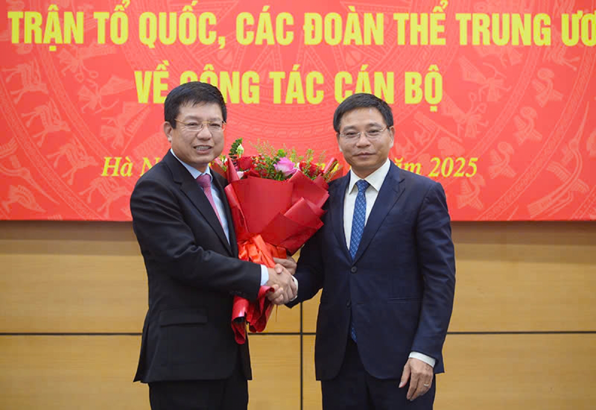 Bộ trưởng Bộ Tài chính Nguyễn Văn Thắng chúc mừng tân Bí thư Đảng ủy VCCI Hồ Sỹ Hùng