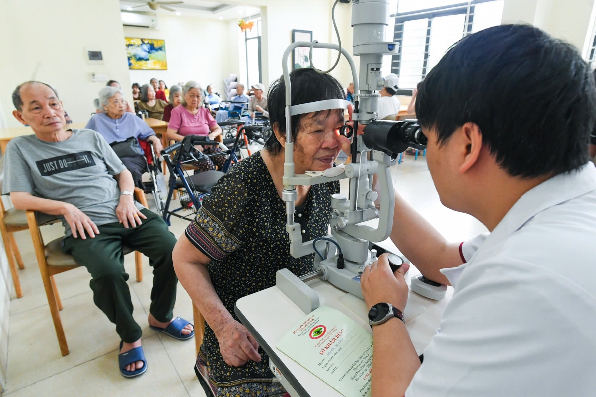 Các thầy thuốc khám mắt cho người cao tuổi có hoàn cảnh khó khăn