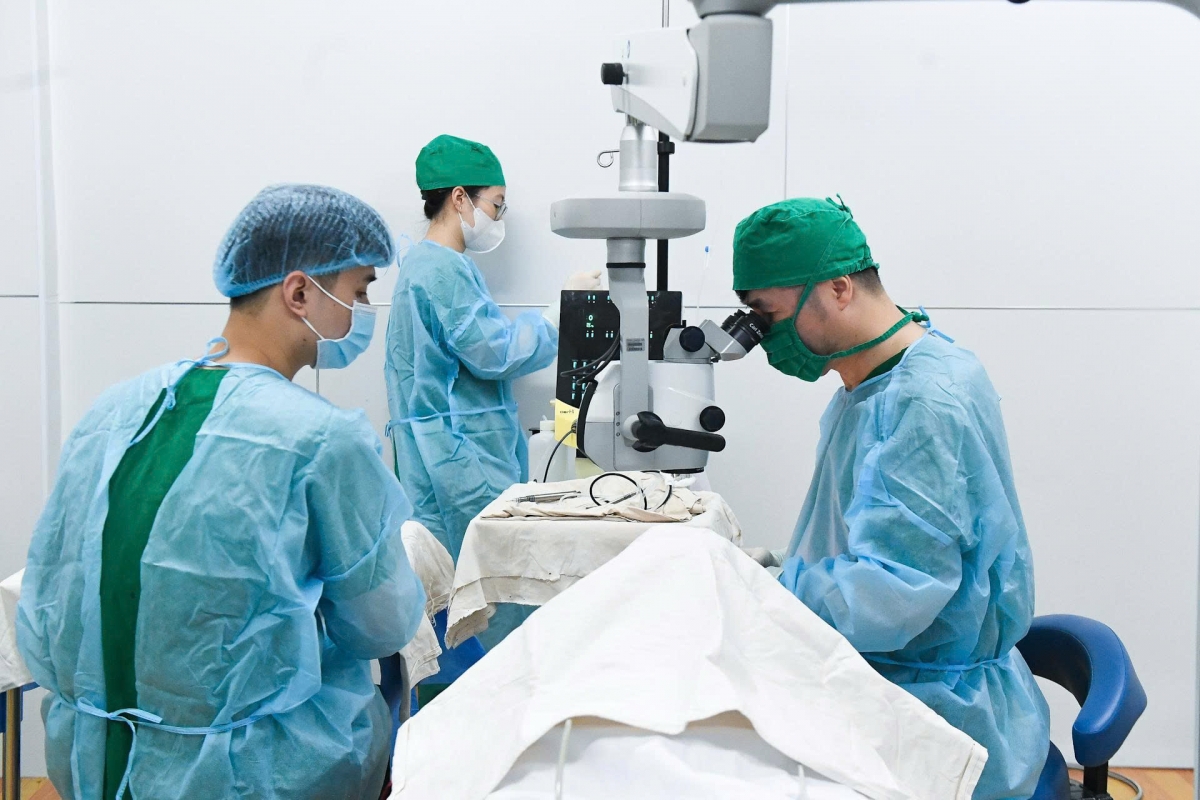 BS Cung Hồng Sơn thực hiện ca mổ mắt miễn phí cho các bệnh nhân có hoàn cảnh khó khăn
