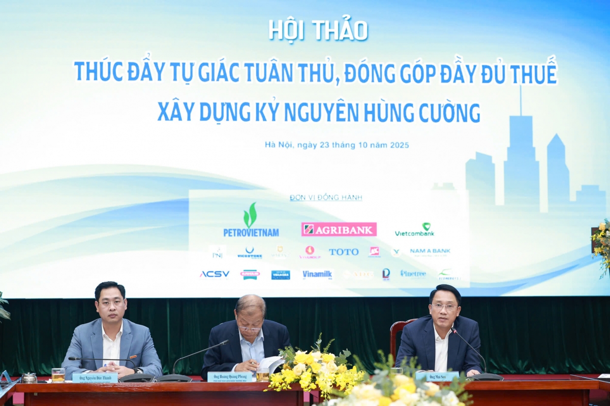 Các đại biểu chủ trì hội thảo