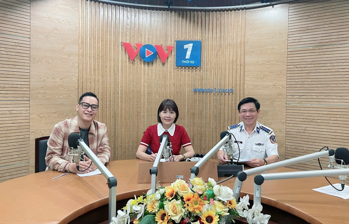 Khách mời và biên tập viên chương trình Diễn đàn chủ nhật