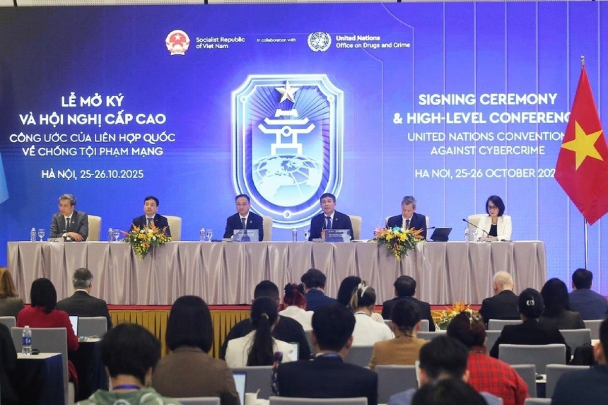 Các đại diện Bộ Công an và Bộ Ngoại giao tại họp báo kết thúc Lễ mở ký và Hội nghị quốc tế về Công ước Liên Hợp Quốc chống tội phạm mạng.