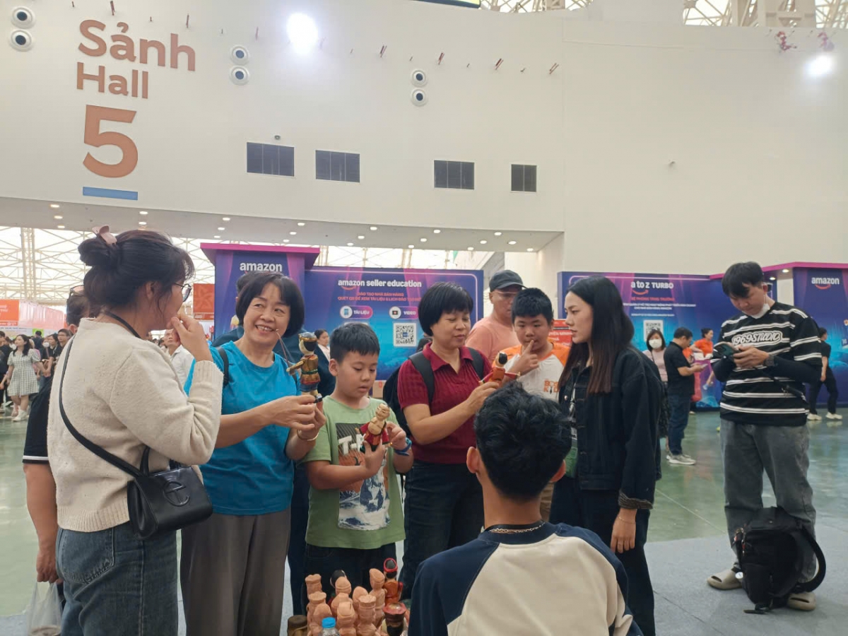 Người dân thích thú khi được hướng dẫn điều khiển con rối