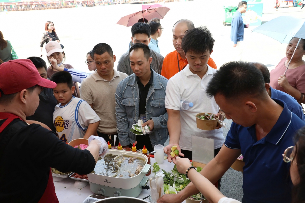 Người dân hào hứng trải nghiệm món ăn tại các gian hàng