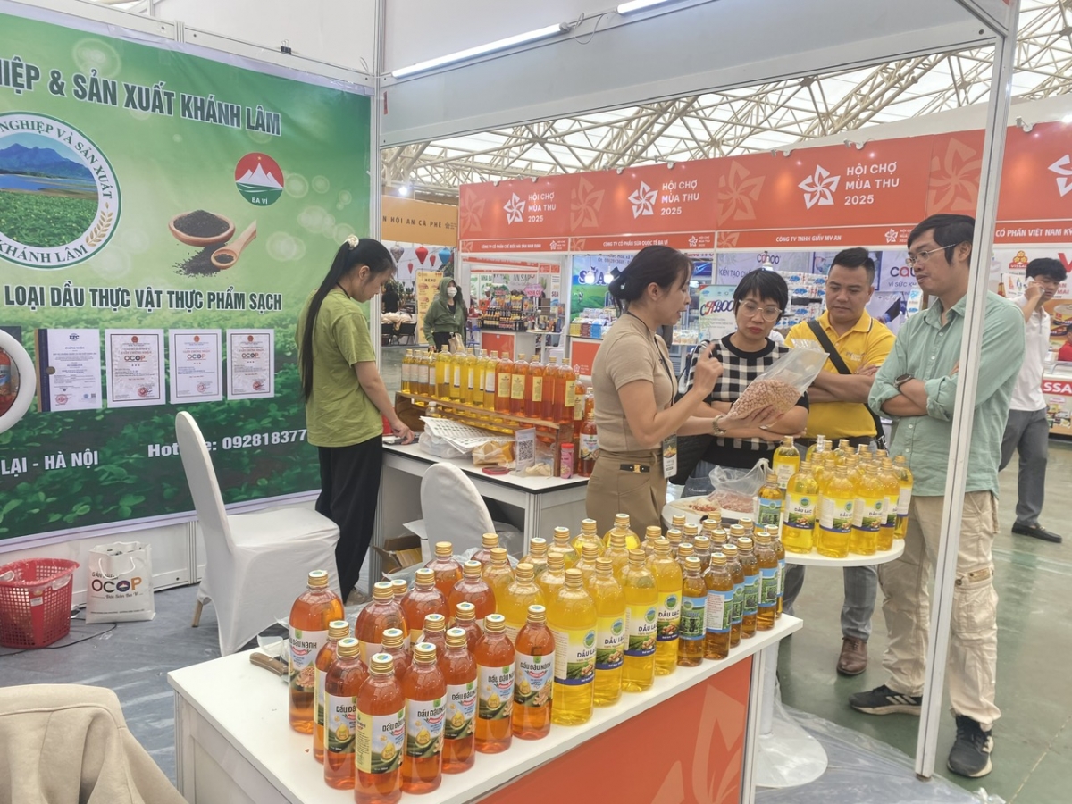 Các gian hàng trưng bày tại Hội chợ Mùa thu 2025