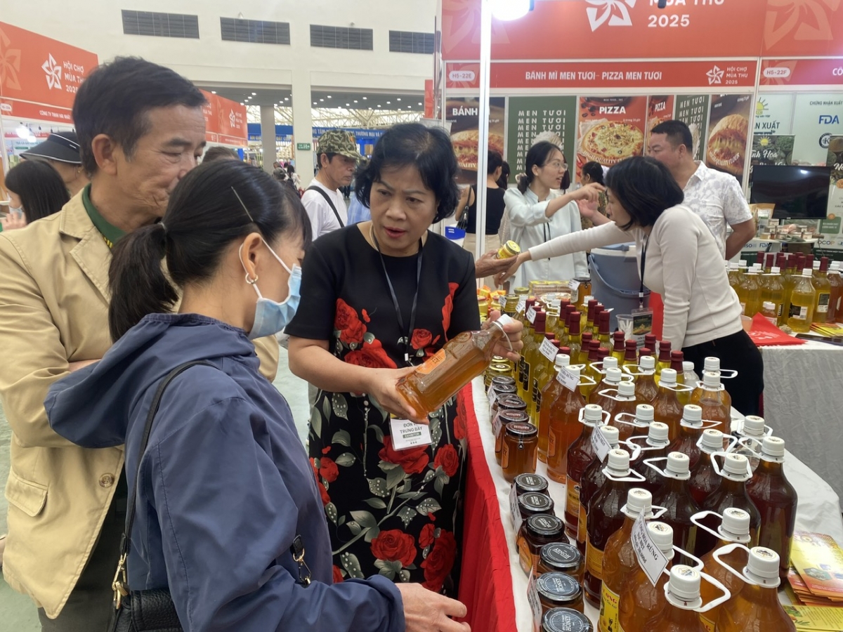 Bà Lưu Thị Đào, Giám đốc Công ty cổ phần Ong miền núi giới thiệu sản phẩm OCOP của doanh nghiệp với người tiêu dùng tại hội chợ