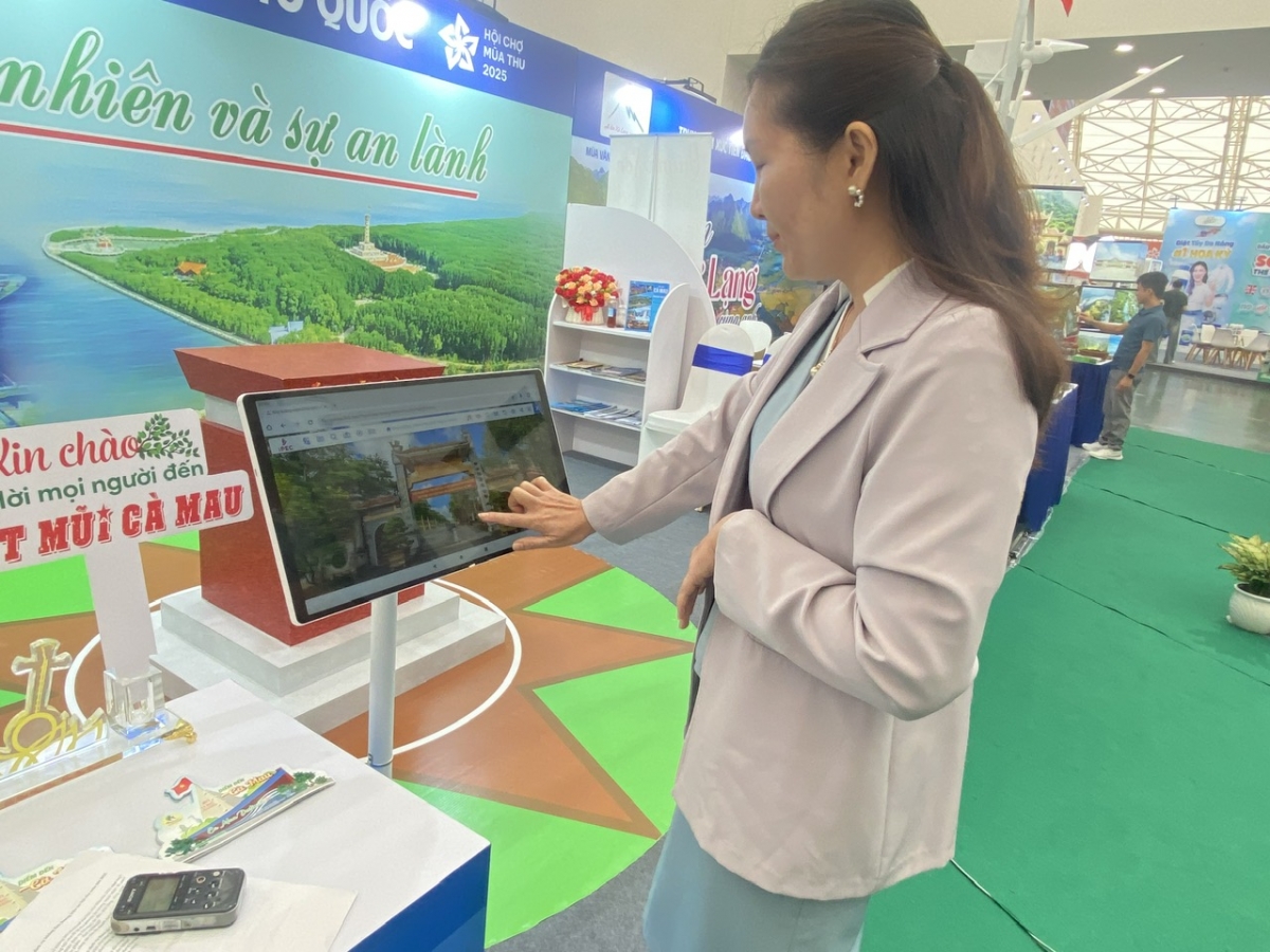 Bà Nguyễn Lan Phương, Phó Trưởng phòng Quản lý Du lịch, Sở Văn hóa, Thể thao và Du lịch tỉnh Cà Mau chi sẻ Công nghệ thực tế ảo 3D tại hội chợ