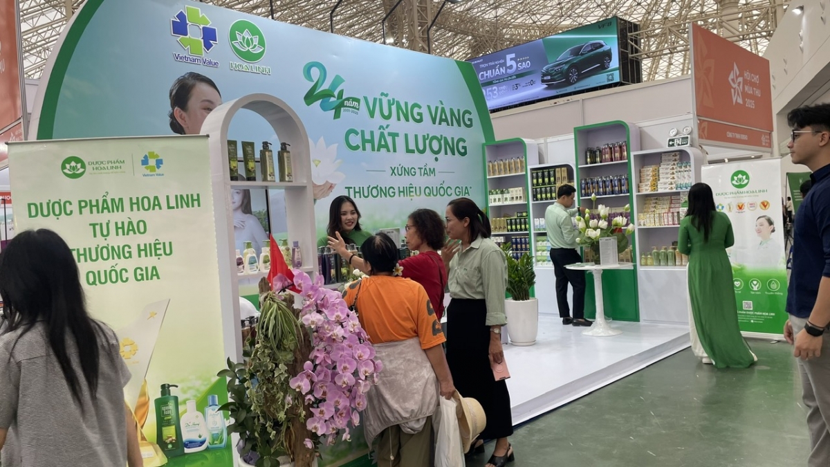 Khu trưng bày và giới thiệu sản phẩm của doanh nghiệp tại hội chợ luôn thu hút du khách đến tìm hiểu, mua sắm