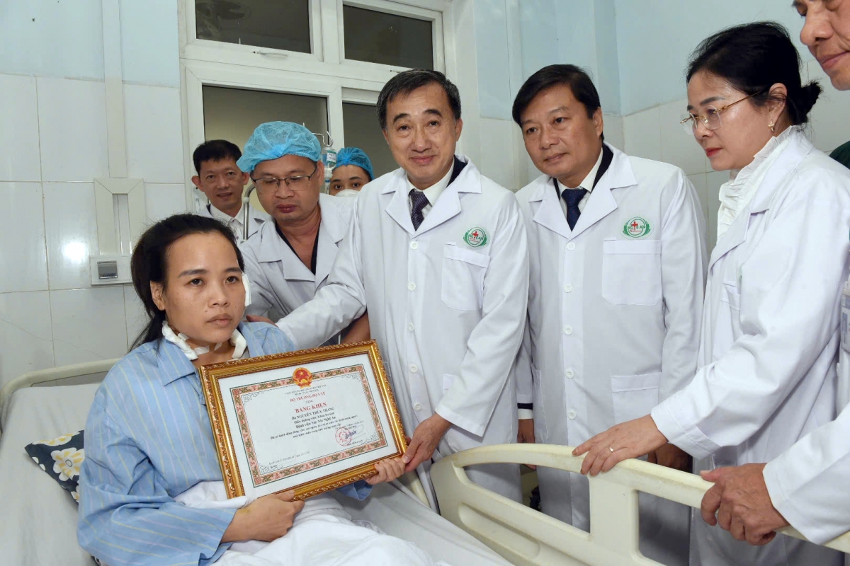 Thứ trưởng Trần Văn Thuấn và các đồng nghiệp thăm hỏi, trao bằng khen của Bộ trưởng Bộ Y tế cho điều dưỡng Nguyễn Thuỳ Trang