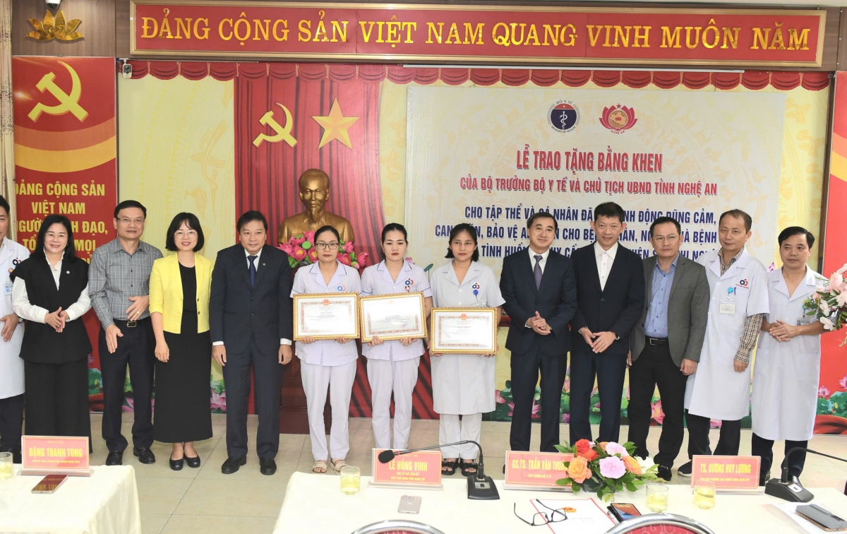 Giáo sư, Tiến sĩ Trần Văn Thuấn, Thứ trưởng Y tế trao tặng bằng khen của Bộ Y tế cho các nhân viên y tế Bệnh viện Sản Nhi Nghệ An.