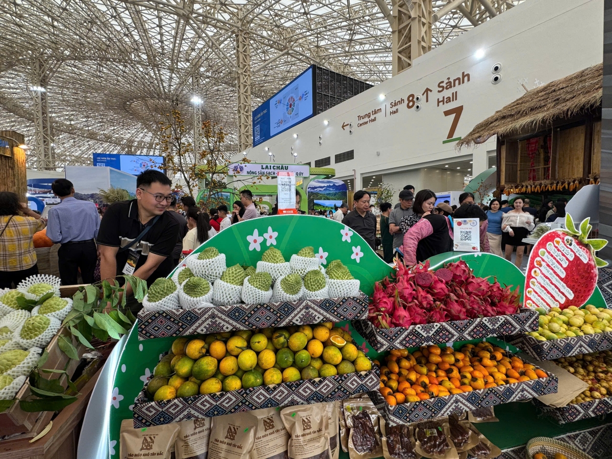 Các sản phẩm nông sản của địa phương giới thiệu với du khách
 