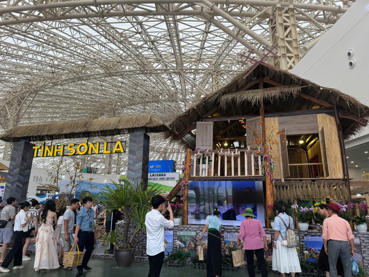 Gian hàng trưng bày của các địa phương thể hiện rõ những nét đặc trưng về kinh tế, văn hoá, xã hội