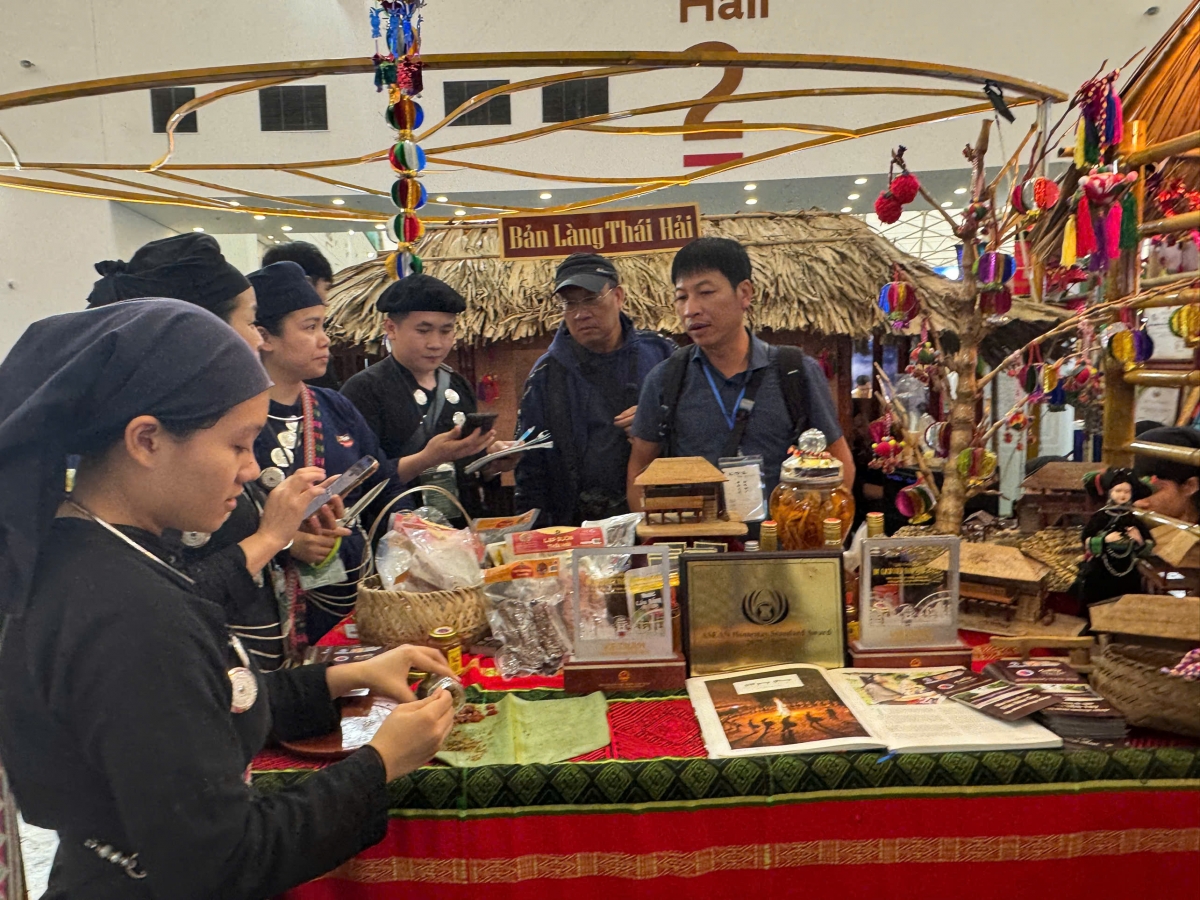 Những sản phẩm đặc trưng của từng vùng miền được giới thiệu tại hội chợ