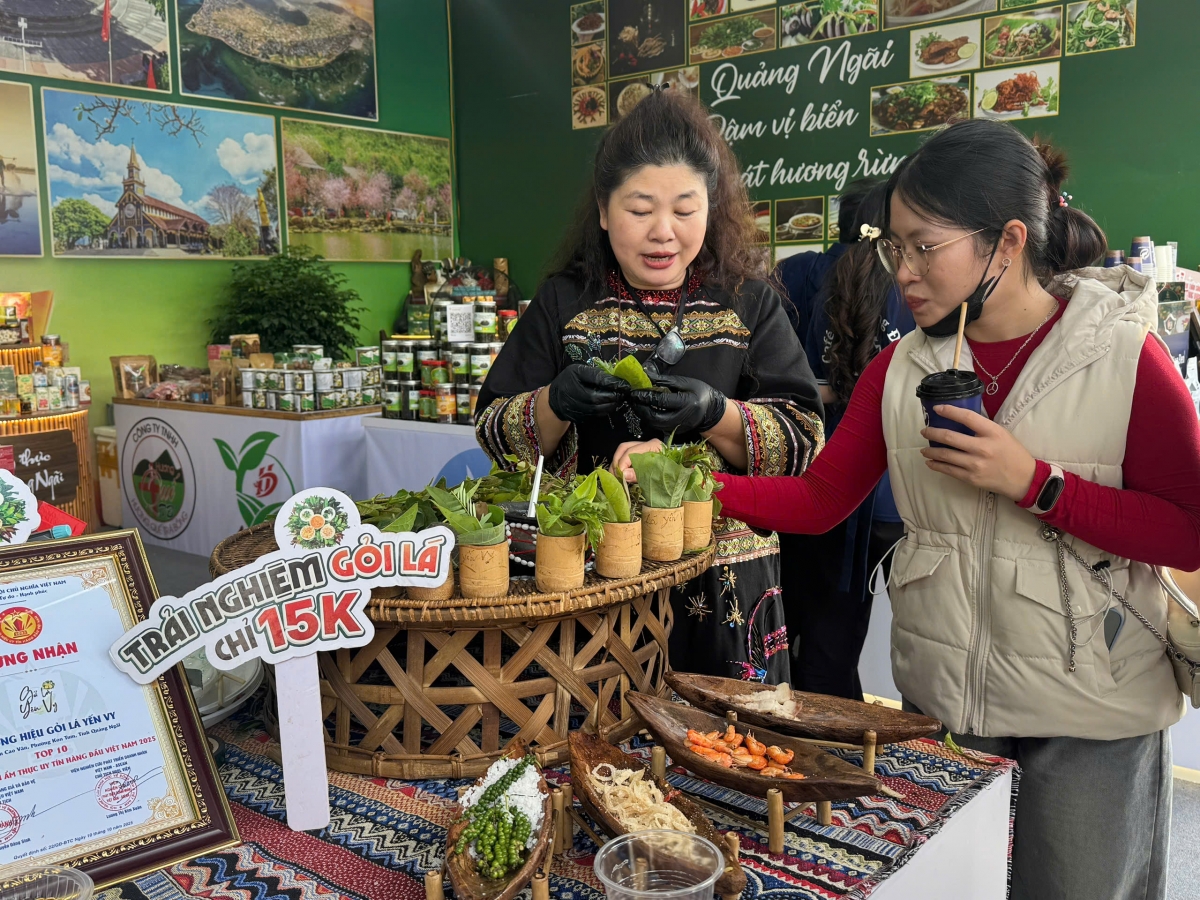 Bà Yến Vy giới thiệu đến du khách món gỏi lá được cuốn từ các loại rau đa dạng