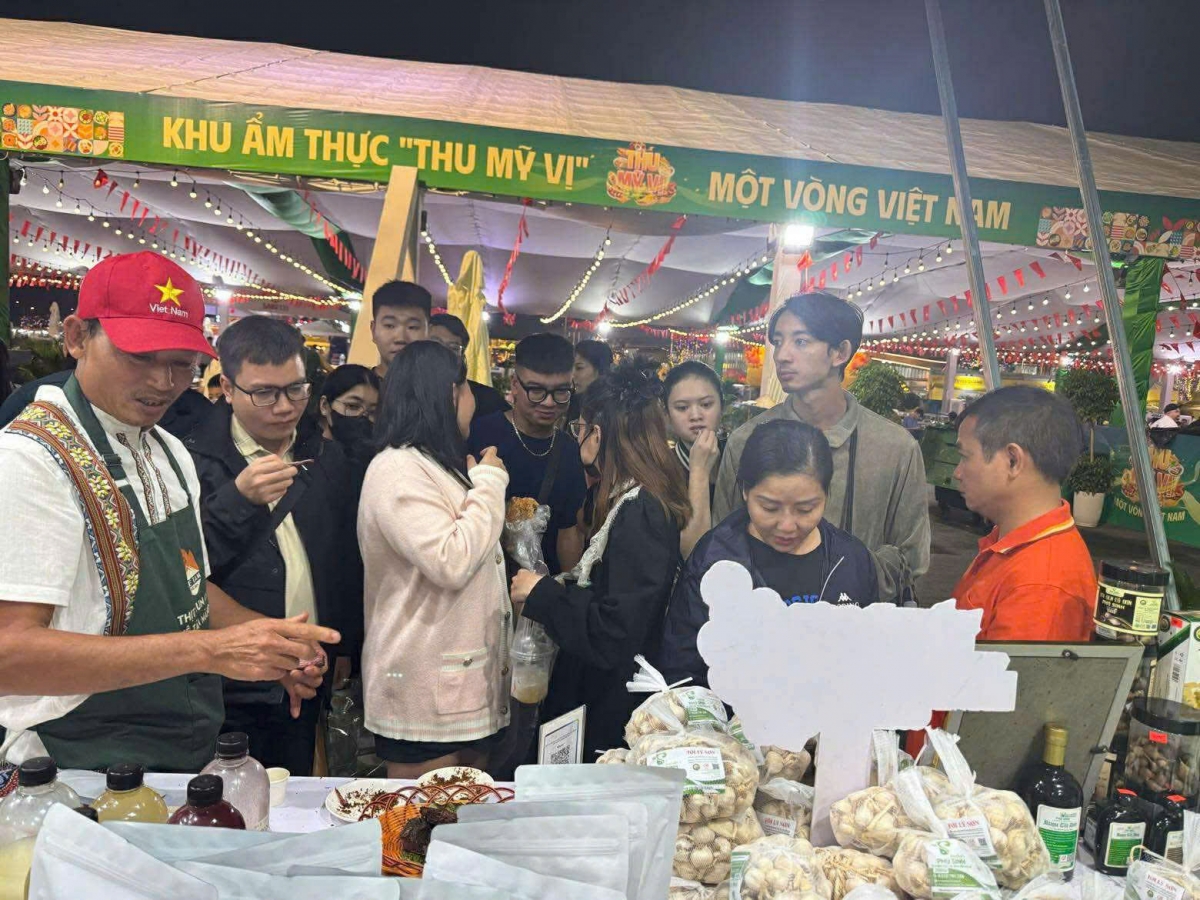 Gian hàng ẩm thực của tỉnh Quảng Ngãi với nhiều món ăn hấp dẫn như thịt hun khói, tỏi đen, gỏi lá