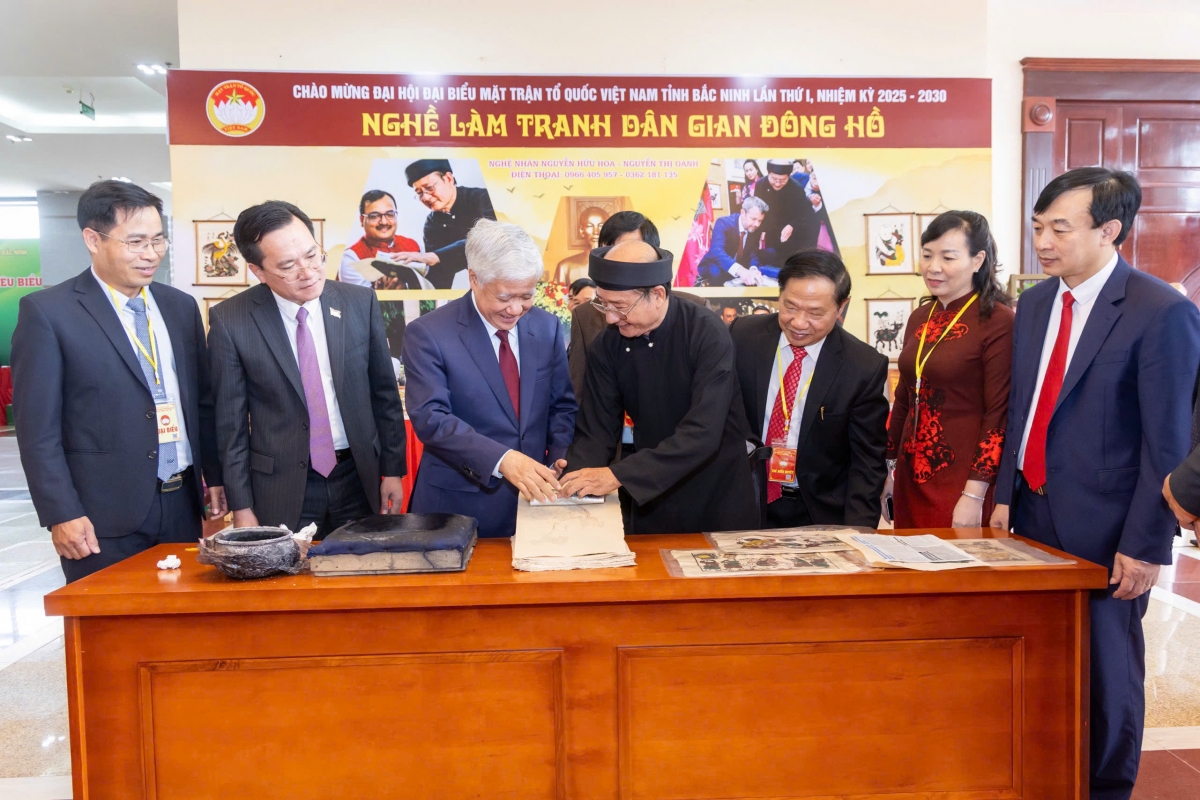 Ông Đỗ Văn Chiến, Ủy viên Bộ Chính trị, Bí thư Trung ương Đảng, Chủ tịch Ủy ban Trung ương MTTQ Việt Nam thăm quan các gian hàng tại Đại hội