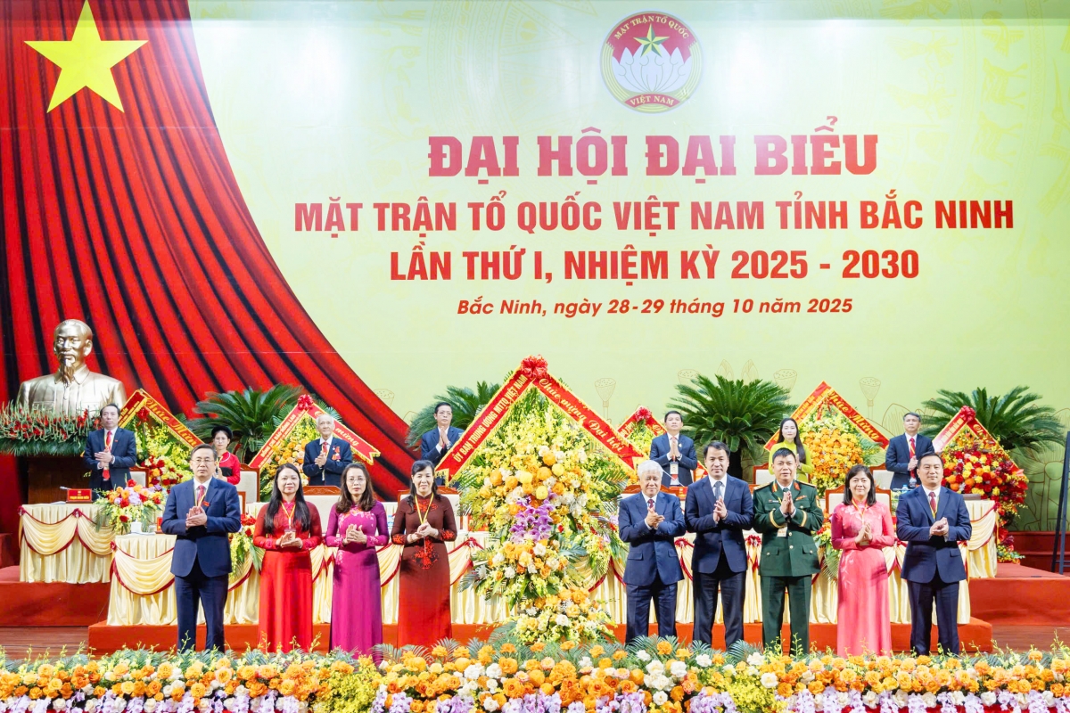 Ông Đỗ Văn Chiến, Ủy viên Bộ Chính trị, Bí thư Trung ương Đảng, Chủ tịch Ủy ban Trung ương MTTQ Việt Nam tặng hoa chúc mừng Đại hội