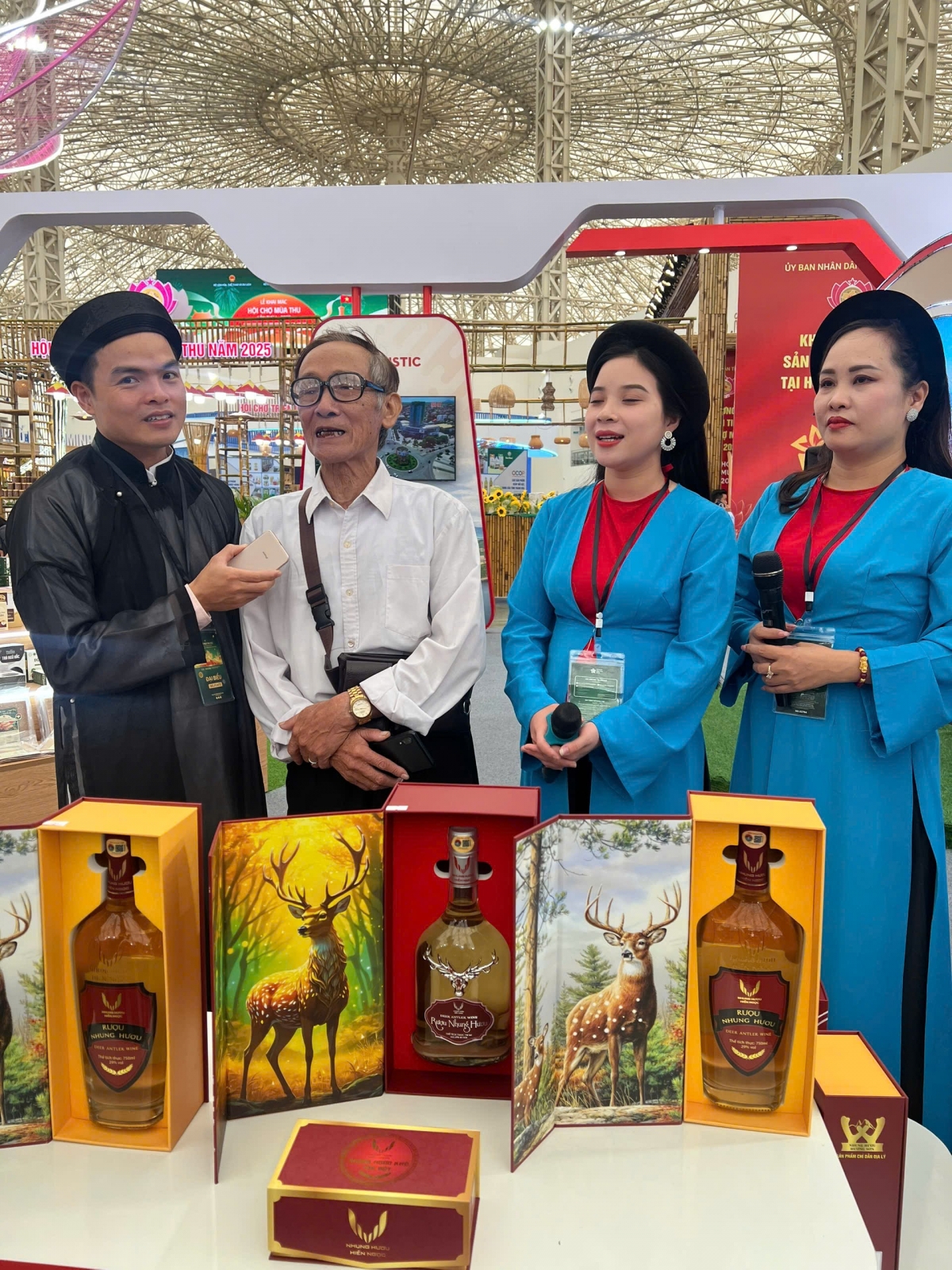 Gian hàng Hà Tĩnh thu hút khách tham quan