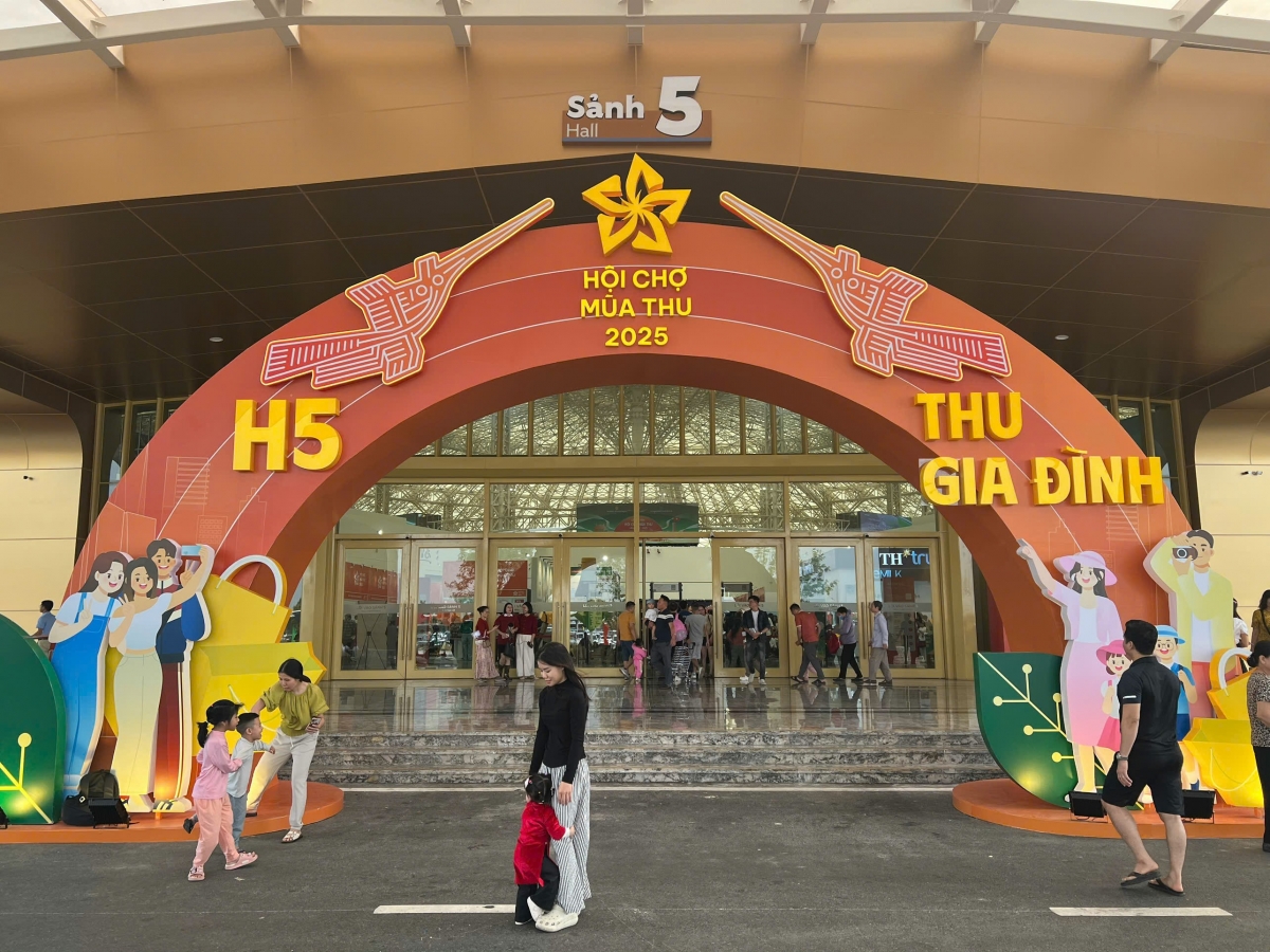 Lối vào hội chợ mùa thu 2025