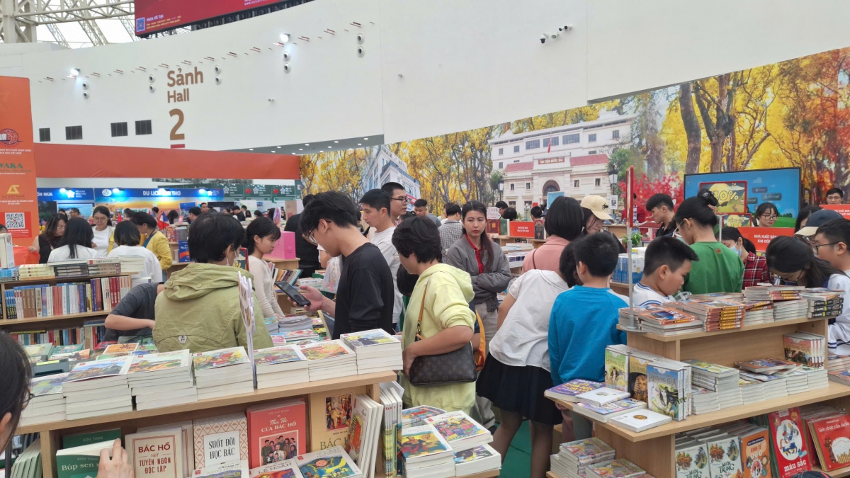 Các gian hàng sách thu hút lượng lớn độc giả quan tâm và tìm đọc