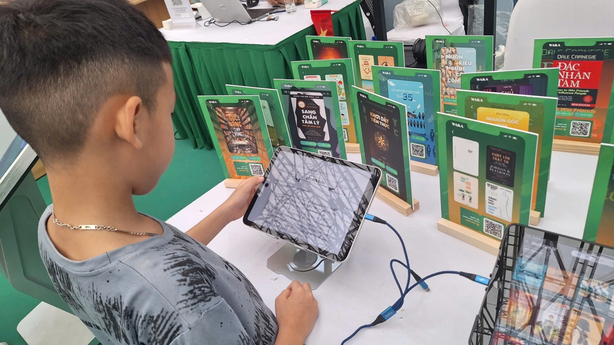 Khu vực giới thiệu các nền tảng đọc số, ứng dụng nghe sách thu hút các độc giả nhỏ tuổi